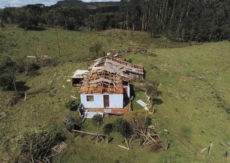 SC – Defesa Civil confirma tornado em região do Estado que teve casas destruídas e ventos de 100 km/h