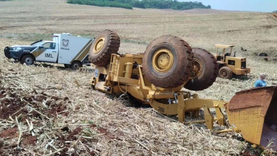 Trabalhador morre esmagado após carregadeira capotar no interior do PR