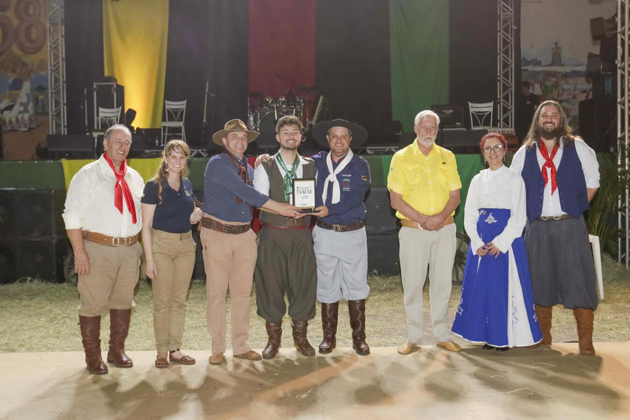 Vencedores de cinco categorias recebem premiação do 2º Fesfat