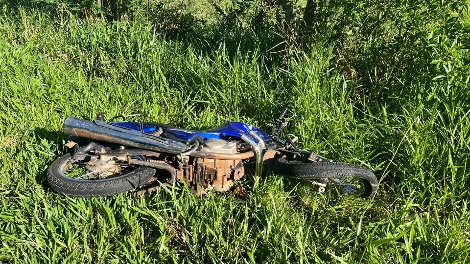 Adolescente morre após bater moto contra traseira de caminhão na PR 481