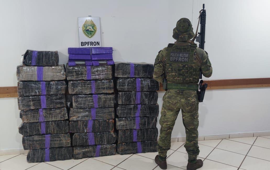 BPFRON apreende veículo carregado com 454 kg de substância análoga à maconha em Umuarama-PR