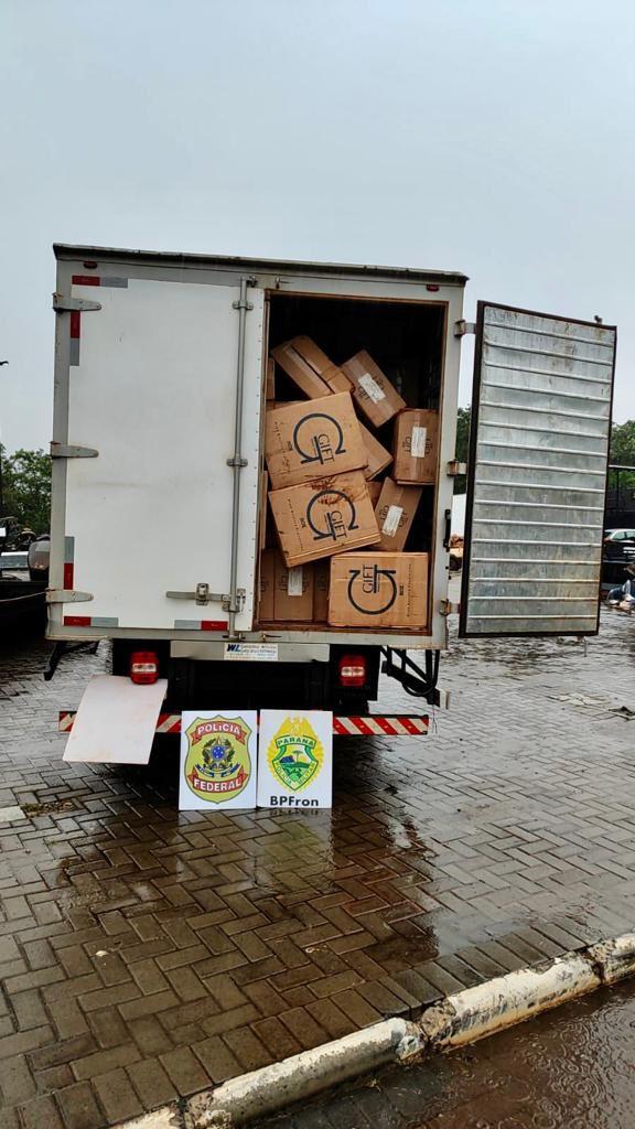 BPFRON e Polícia Federal apreendem caminhão carregado com cigarros em Guaíra-PR