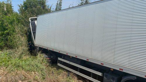 Caminhão vai parar no meio do mato em acidente na rodovia BR-163