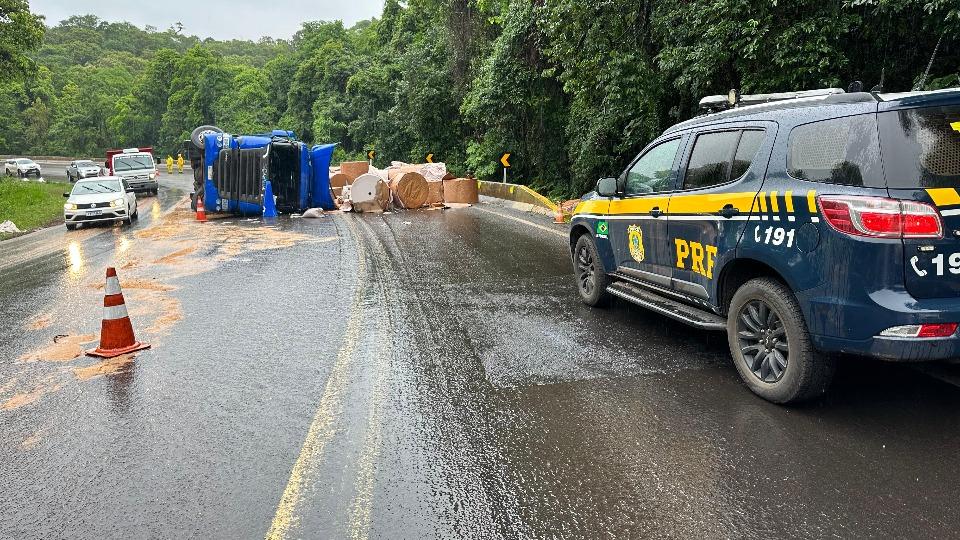 Carreta tomba na BR 277 e deixa trânsito lento em Nova Laranjeiras