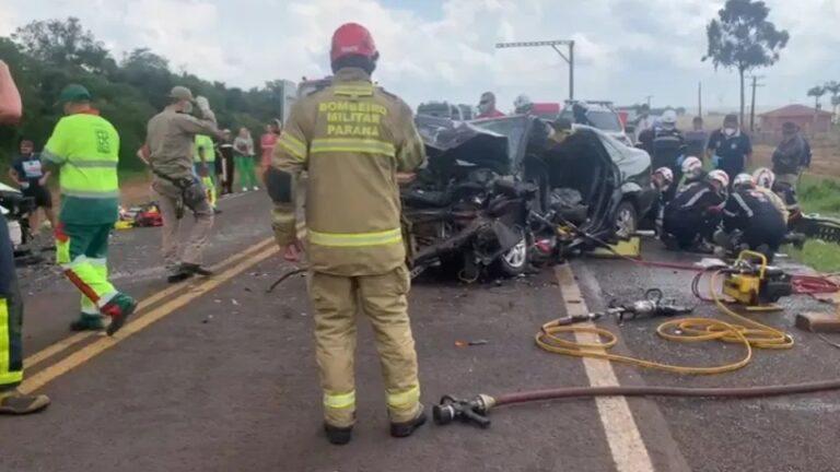 Carros ficam destruídos e ocupantes feridos em forte batida em Céu Azul
