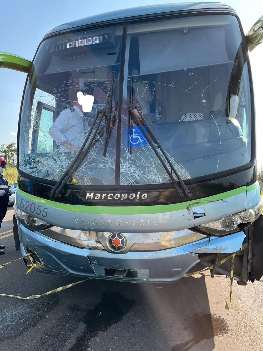Cianorte – Duas pessoas morrem após ônibus bater contra carro na PR-323