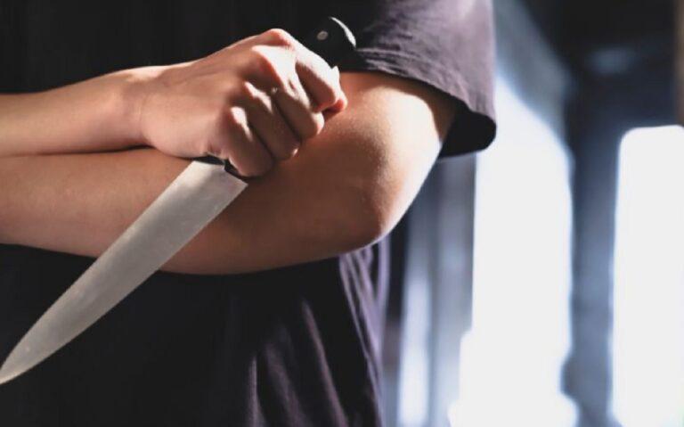 Com pauladas, pai defende filho de 14 anos de ser esfaqueado e morto pelo vizinho