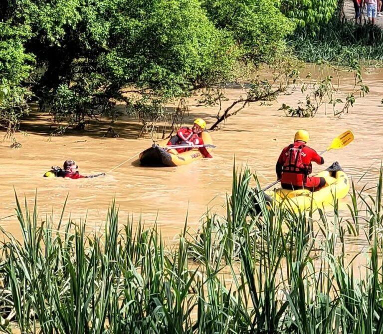 Corpo de motorista que tentou passar por rua alagada é encontrado