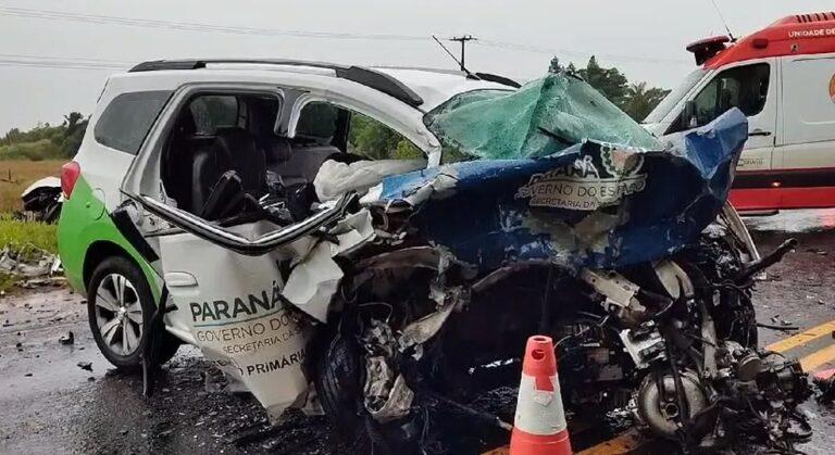 Dois homens morrem em acidente envolvendo carro de saúde no PR