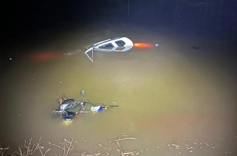 Durante perseguição policial, três motos e um carro caem dentro de açude no interior de Maripá