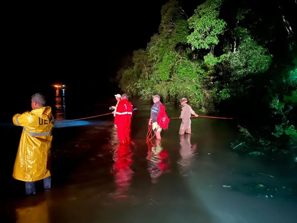 Família tenta atravessar estrada alagada e carro é arrastado para rio, dizem bombeiros; pai e filha estão desaparecidos