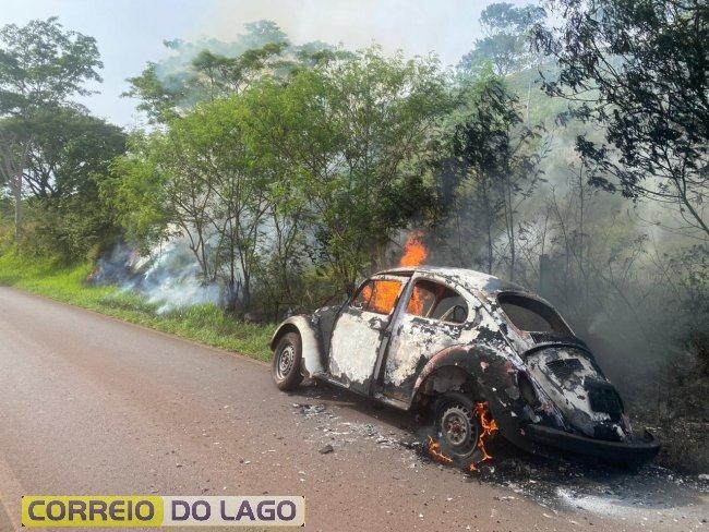 Fusca fica completamente destruído após incêndio na PR-488