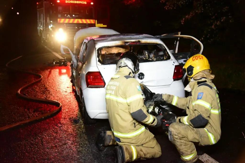 Gol carregado de cigarros pega fogo ao bater em outros veículos na PR-323