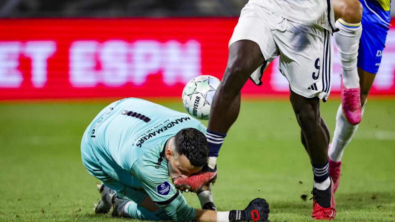 Goleiro desmaia após levar pancada na cabeça e partida do Ajax é suspensa na Holanda