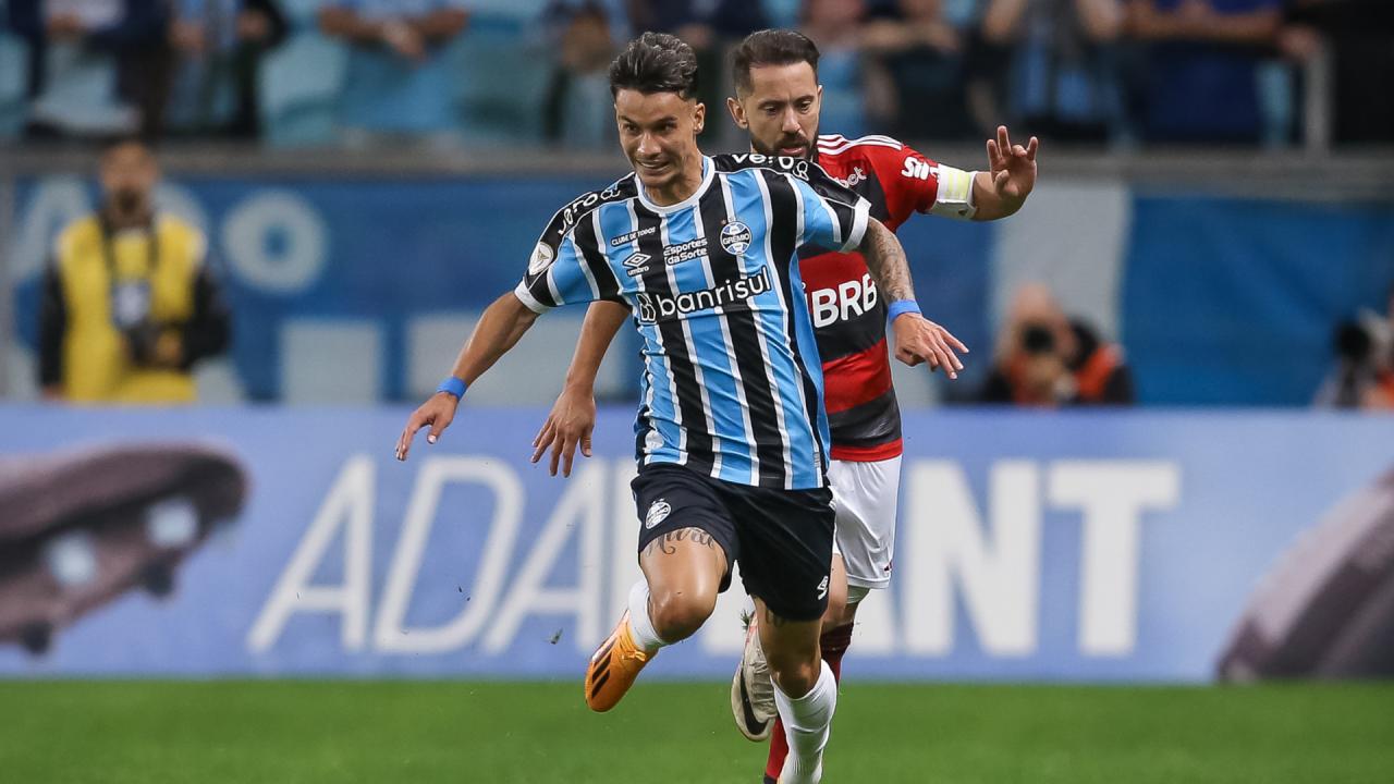 Grêmio vira em 5 minutos, e Fla sofre 1ª derrota com Tite