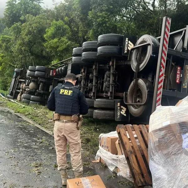 Homem é preso suspeito de saquear carga de caminhão acidentado na BR-116