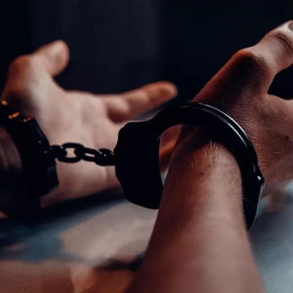 Homem vai até cadeia e confessa crime contra esposa, no Paraná