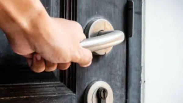 Homem volta de viagem e encontra desconhecido “morando” em sua casa no Paraná