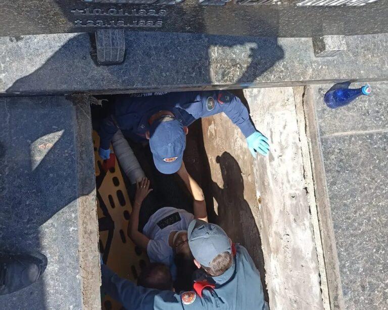 Idosa cai dentro de jazigo de 2 metros de profundidade em cemitério