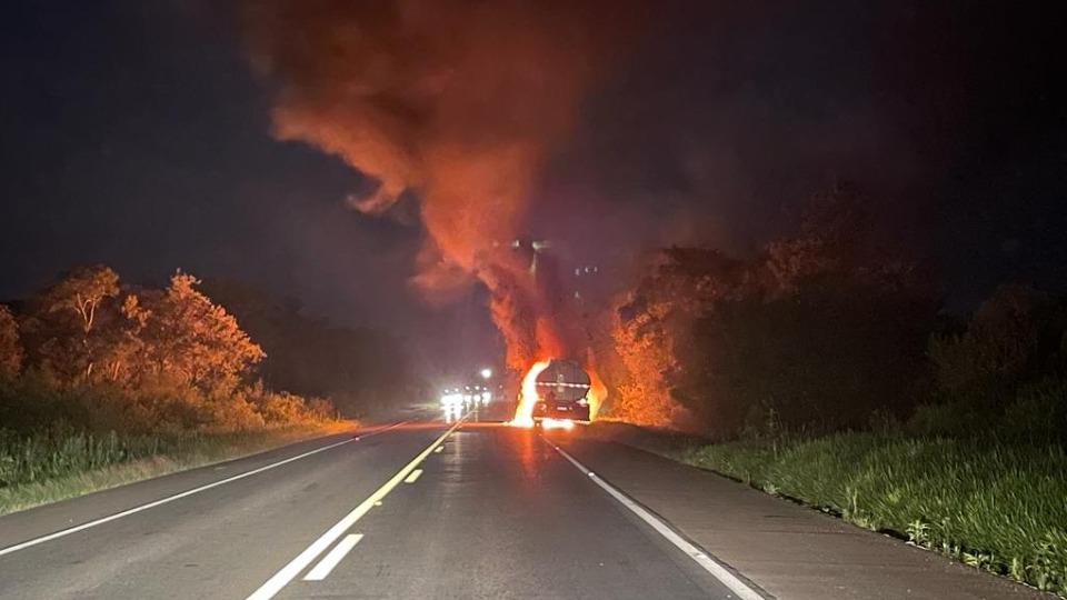 Incêndio em caminhão interdita a BR 277, no Paraná