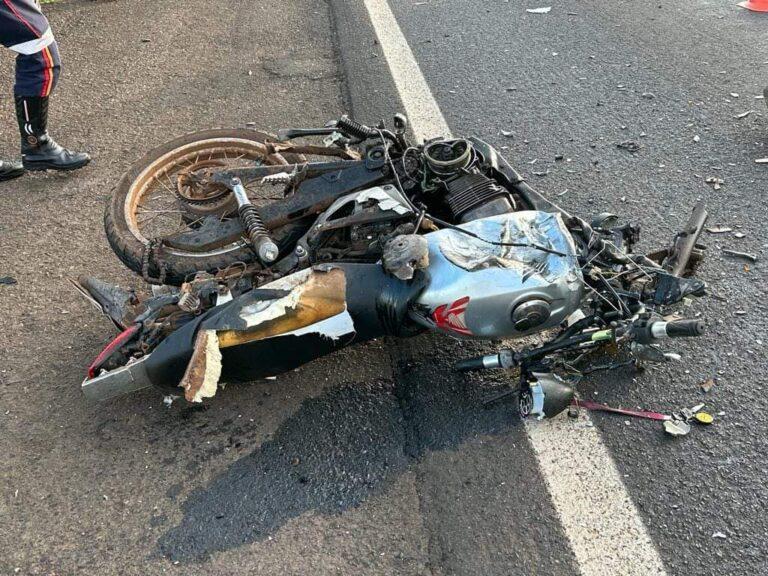 Jovem morre em acidente após colidir moto com carreta na BR-158