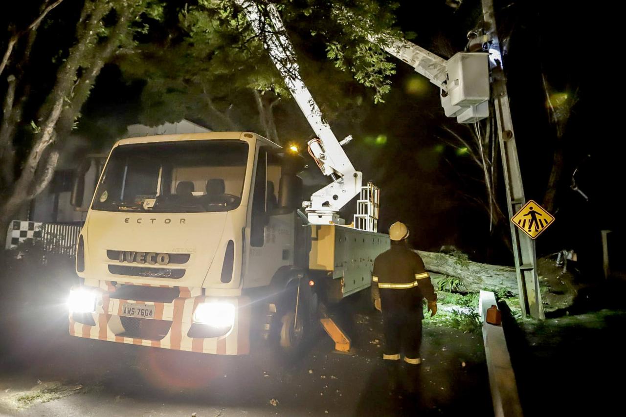 Mais de 900 profissionais da Copel estão em campo para restabelecer a energia