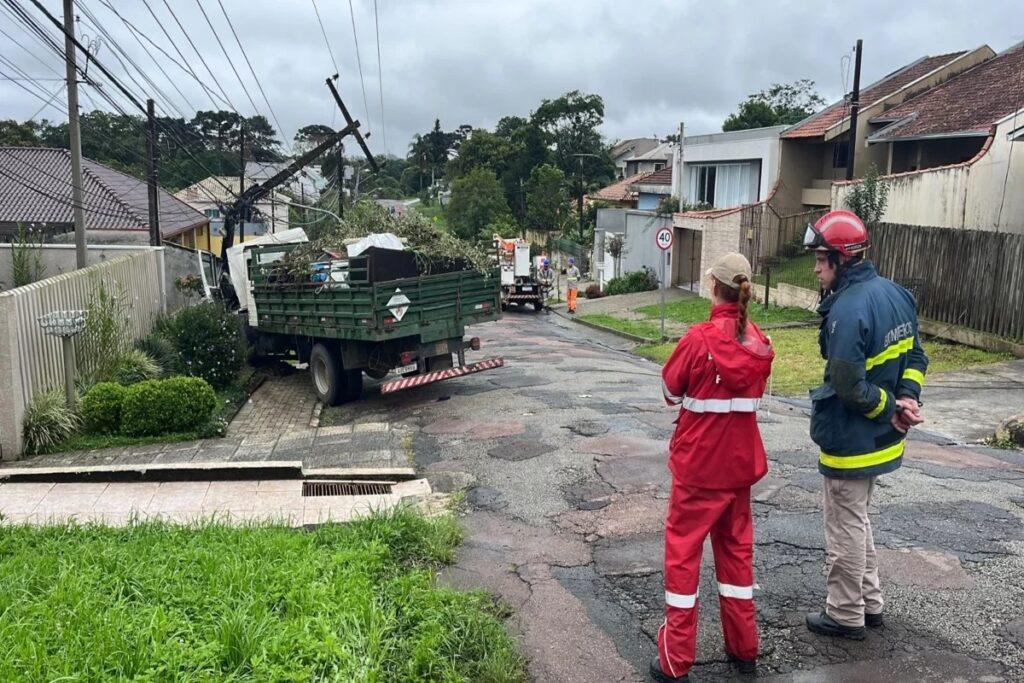 Mecânico morre prensado após caminhão perder o freio no PR