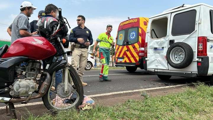 Motociclista fica gravemente ferido em colisão com van na BR-277