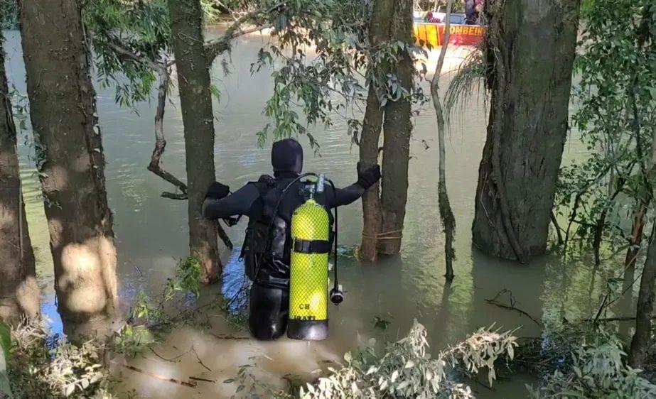 Pai de família que teve carro arrastado para rio no interior do PR é encontrado vivo