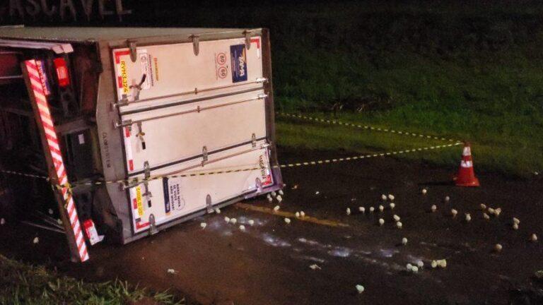 Passageiro morre na hora após ser ejetado e caminhão tombar em cima na BR-277, em Cascavel