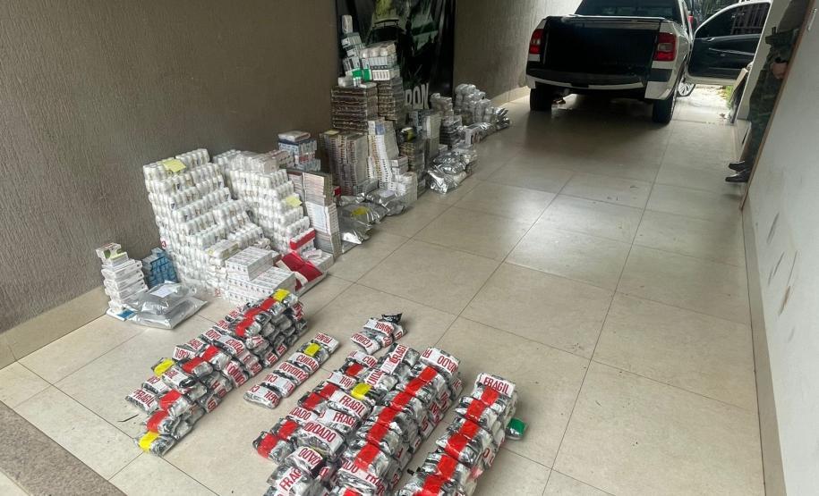PM apreende 11,6 mil anabolizantes e 12,5 mil caixas de cigarros no interior do Estado; um homem foi preso