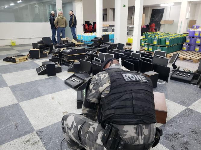 PMPR fecha cassino clandestino e apreende 111 máquinas de caça níquel, no Paraná