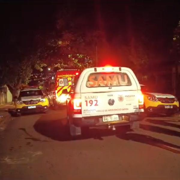 Policial aposentado e filha são esfaqueados no portão de casa, no PR