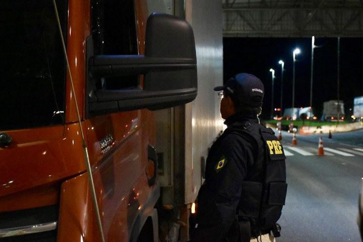 PRF apreende 5 adolescentes que tentavam assaltar caminhoneiros no Paraná