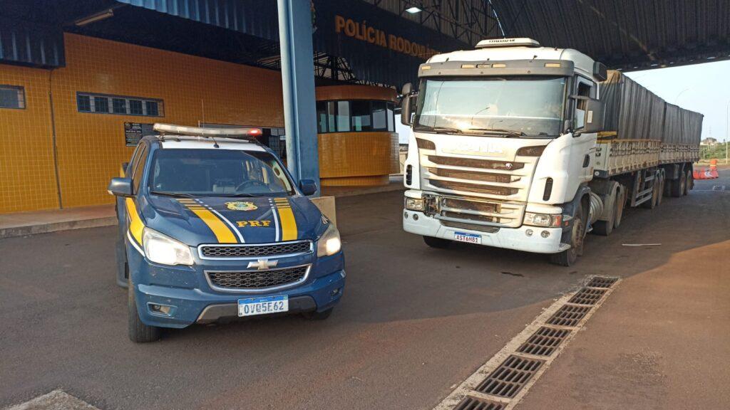 PRF apreende 500 mil maços de cigarro carregados em uma carreta bitrem em Guaíra