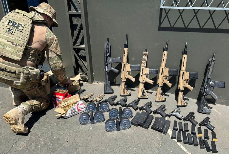 PRF apreende arsenal e 12 toneladas de maconha, em Toledo