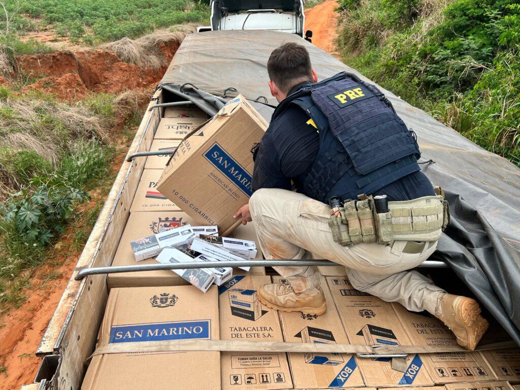 PRF apreende em Iporã carreta roubada transportando cigarros contrabandeados do Paraguai