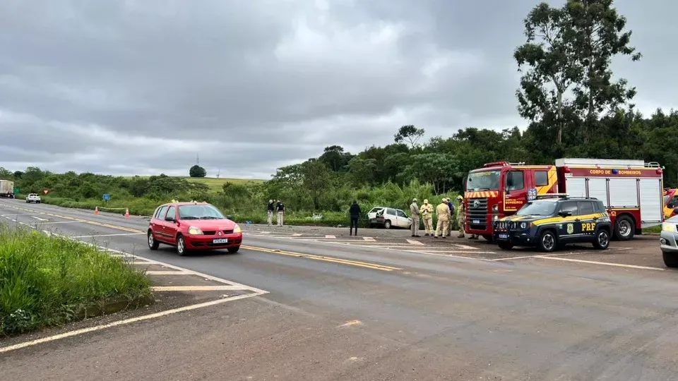 Quatro homens são ejetados de carro e morrem em grave acidente na BR-277
