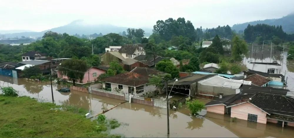 Rio Iguaçu atinge 8,1 metros em União da Vitória