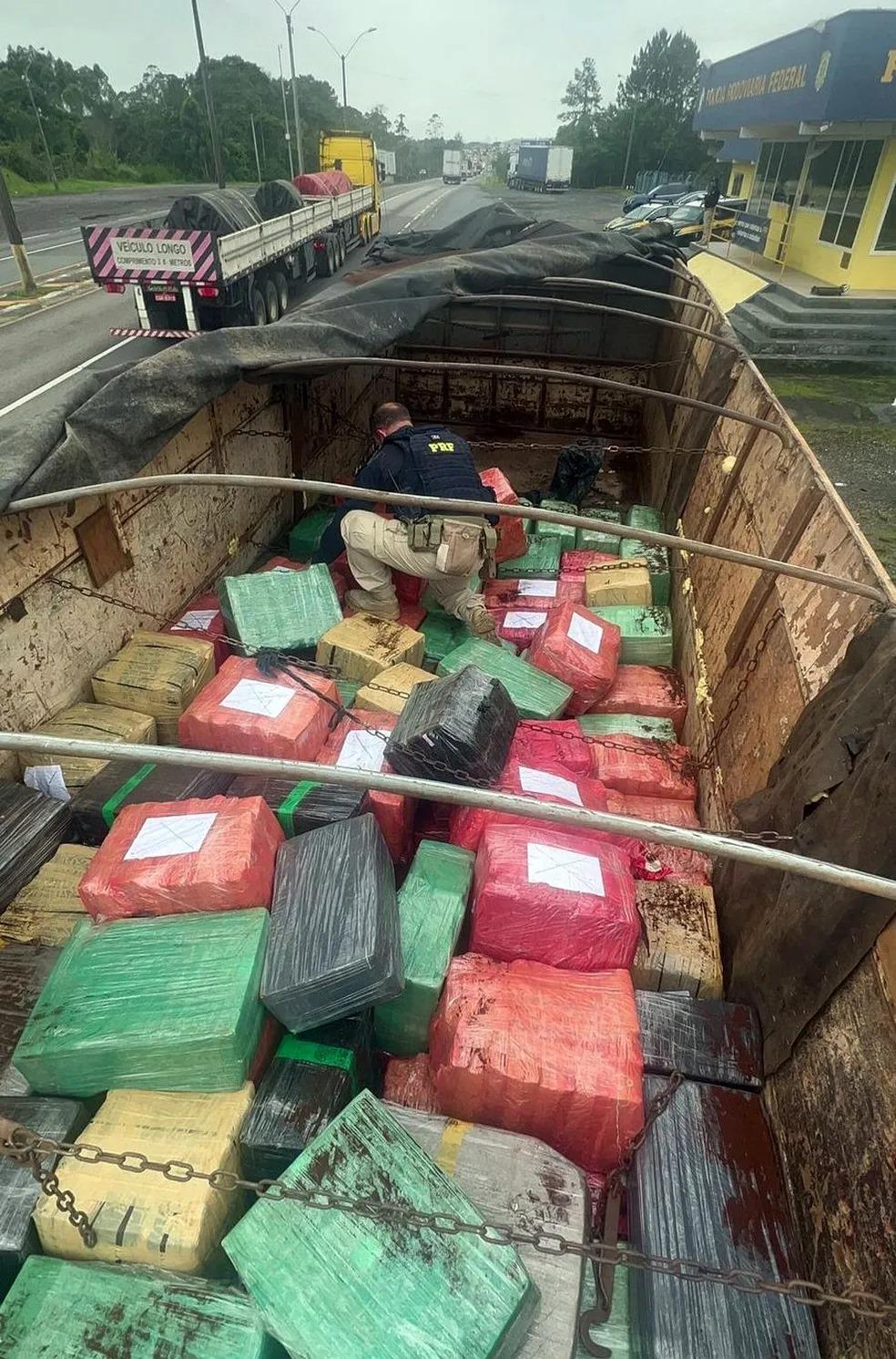 SC tem maior apreensão de maconha de 2023 após polícia encontrar cerca de 7 toneladas da droga em carreta