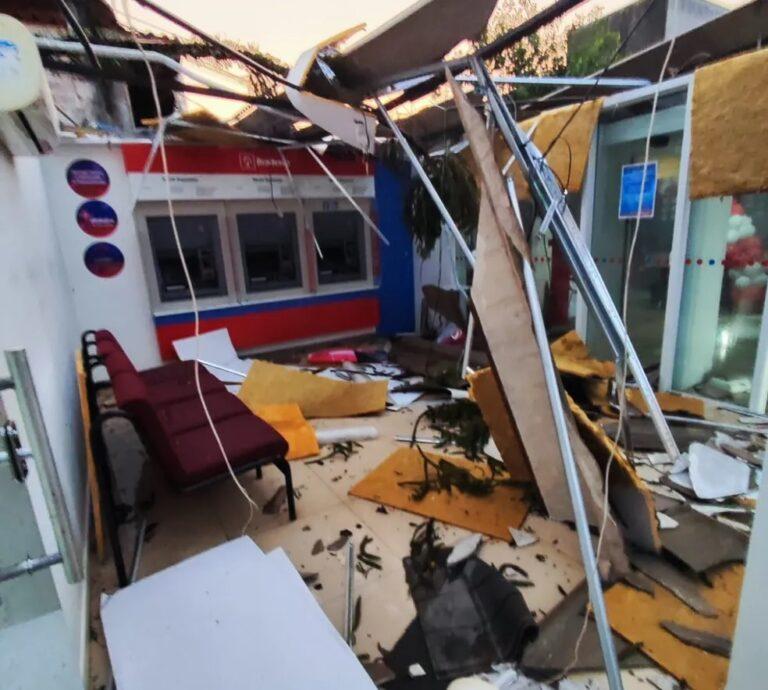 Temporal destrói agência bancária, derruba árvores e deixa moradores sem energia em Campo Mourão