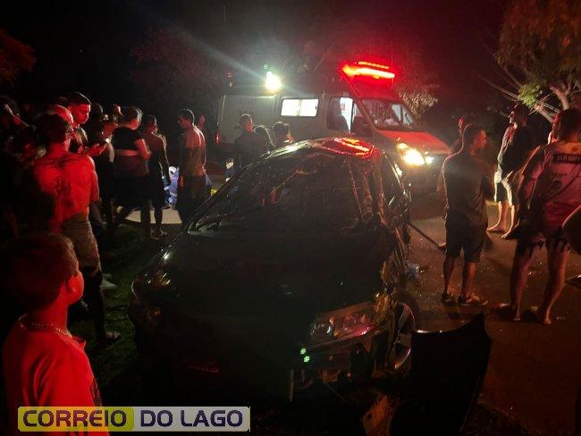 Veículo capota e jovens são ejetadas em grave acidente em distrito de Santa Helena