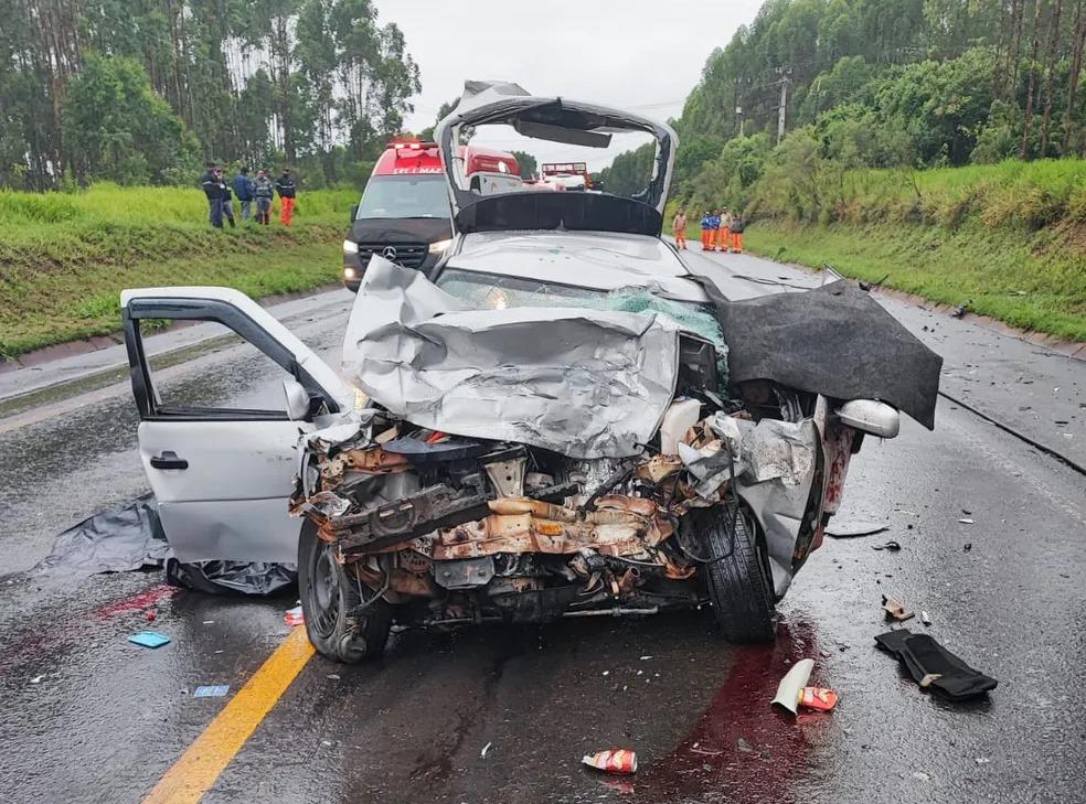 Acidente entre carro e caminhão deixa três pessoas mortas na PR-340