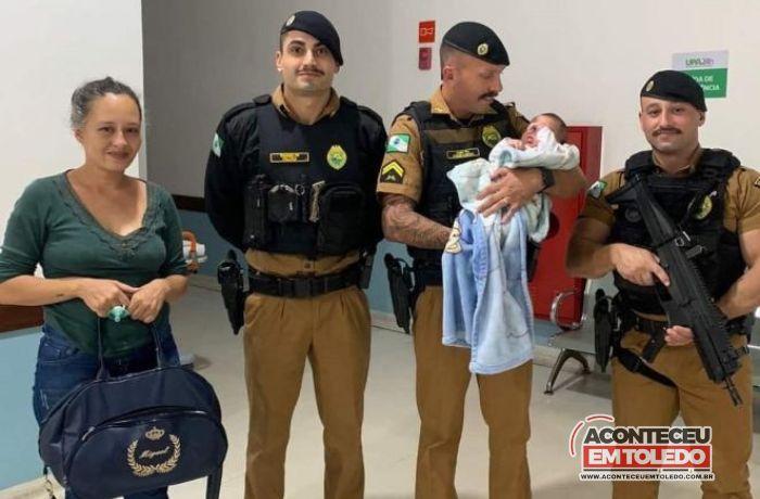 Bebê de 2 meses é salvo por policiais militares após se afogar durante o banho