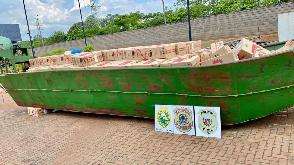 BPFRON, Polícia Civil e Polícia Federal apreendem embarcação com 20.000 pacotes de cigarros contrabandeados em Guaíra-PR