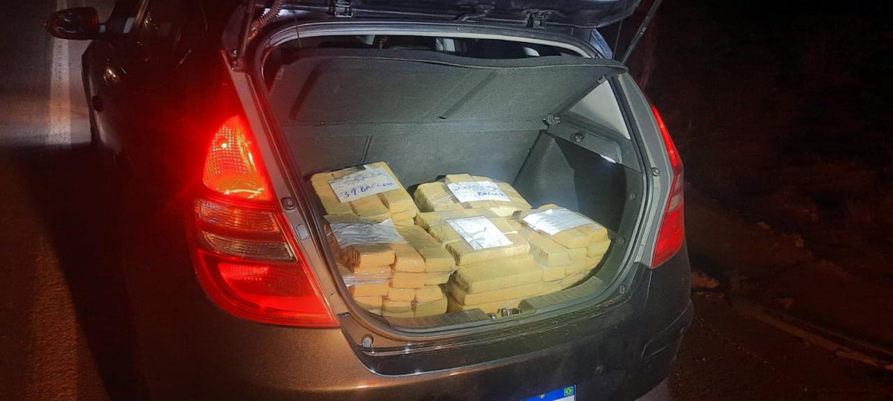 BPRv apreende 146 kg de maconha e efetua a prisão de duas pessoas