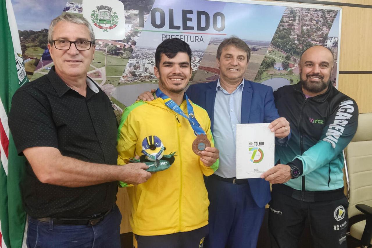 Bronze no Parapan, Breno Johann é recebido pelo prefeito toledano