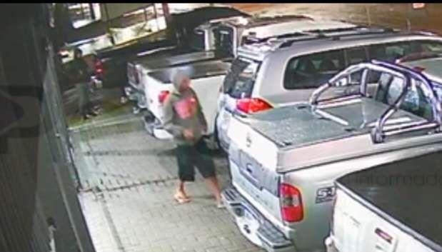 Câmera de segurança flagra furto de caminhonete em loja de veículos de Cascavel