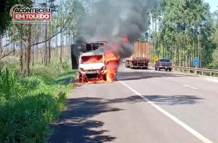 Caminhão pega fogo na BR-272, no Paraná