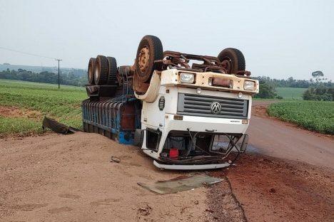 Caminhão tomba no interior de Nova Santa Rosa
